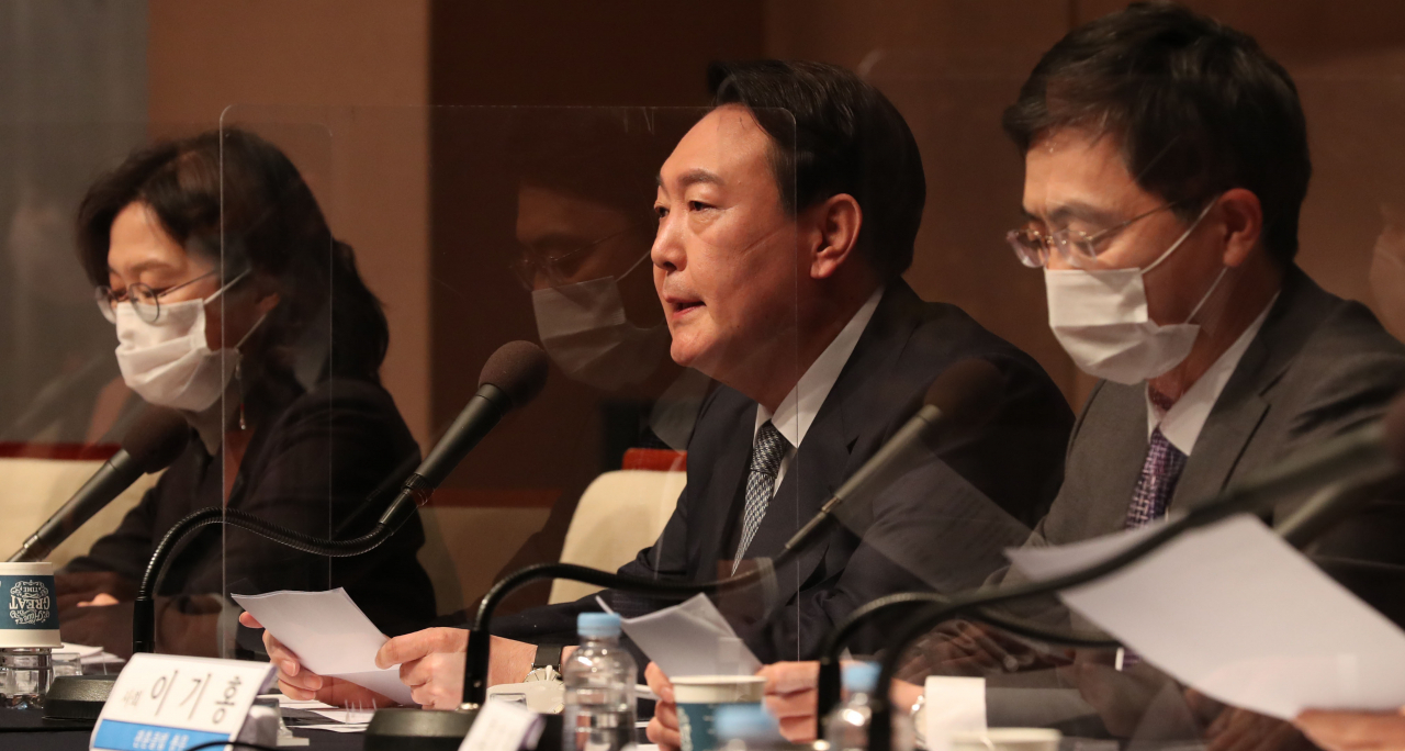 윤석열 국민의힘 대선후보가 14일 오전 서울 중구 프레스센터 국제회의장에서 열린 관훈클럽 초청 토론회에서 발언하고 있다. [연합]