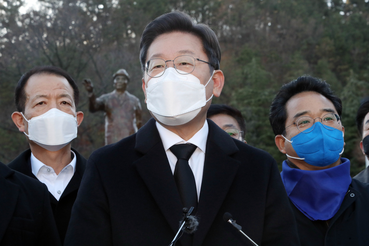 더불어민주당 이재명 대선 후보가 지난 13일 경북 포항시 포스텍 내 노벨동산에 있는 박태준 명예회장의 동상을 찾아 헌화 후 고인을 추모하는 발언을 하고 있다. [연합]