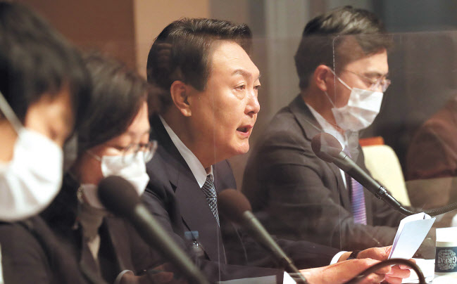 윤석열 국민의힘 대선후보가 14일 오전 서울 중구 프레스센터 국제회의장에서 열린 관훈클럽 초청 토론회에서 발언하고 있다. 이상섭 기자