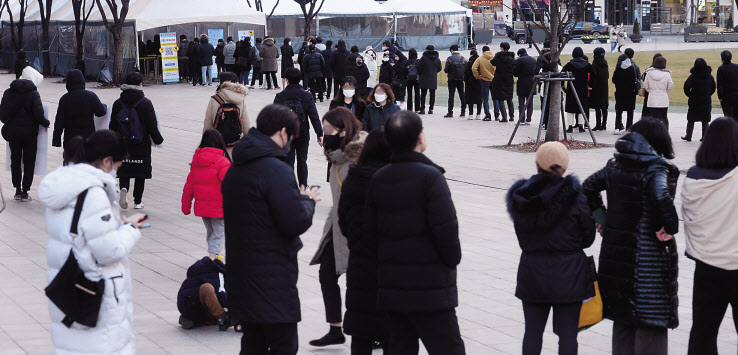 14일 오전 시민들이 추위 속에서도 서울 중구 서울광장에 마련된 신종 코로나바이러스 감염증(코로나19) 임시선별진료소에서 검사를 위해 줄지어 대기하고 있다. 중앙방역대책본부는 이날 0시 기준 신규 코로나19 확진자 수를 5567명으로 발표했다. 국내 발생 확진자는 5525명, 해외 유입 확진자는 42명이며 누적 확진자는 52만8652명이다. 박해묵 기자