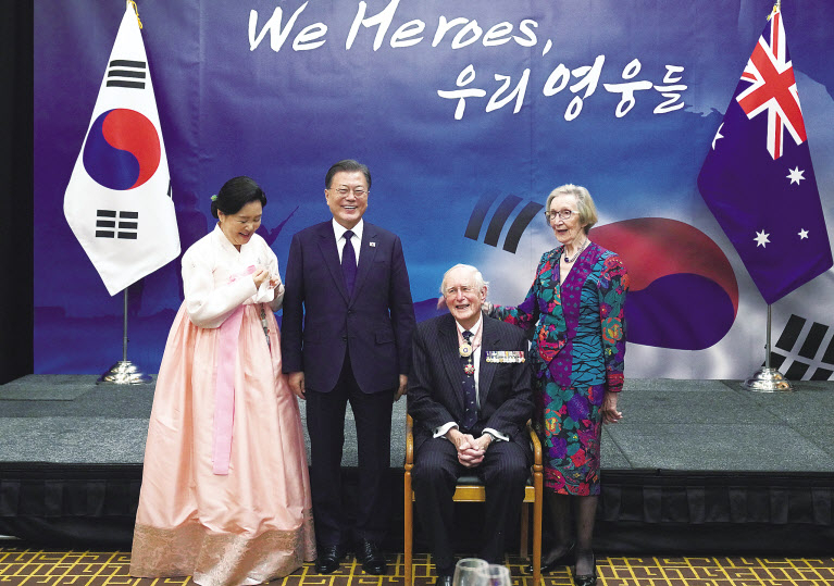 호주를 국빈 방문 중인 문재인 대통령이 13일 캔버라 시내 한 호텔에서 열린 호주의 한국전 참전용사 초청 만찬에서 이안 크로포드(90·왼쪽에서 세번째) 제독과 기념촬영을 하고 있다. 이안 크로포드 제독은 해군생도 시절 극동해군으로 한국전쟁에 참전 후 전역하여 현재 한국전 참전용사 협회장으로 활동 중이다. [연합]