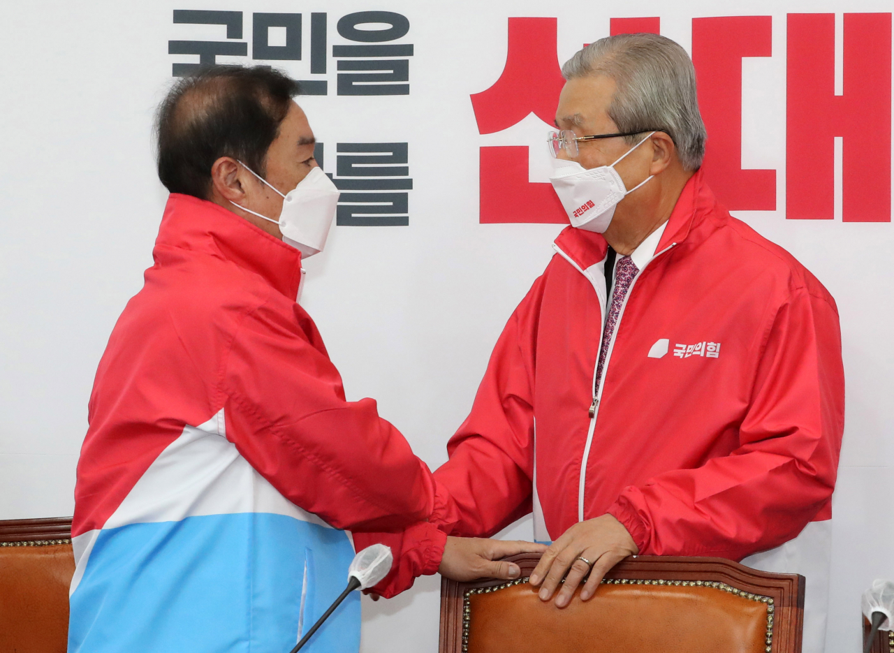 김종인 국민의힘 총괄선대위원장(오른쪽)과 김병준 공동상임선대위원장이 13일 오전 국회에서 열린 중앙선거대책위원회의에 참석하며 악수하고 있다. [헤럴드경제=이상섭 기자]