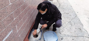 수도계량기 상태를 점검하는 검침원.[서울시 제공]