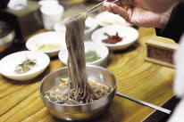 정선아리랑시장의 콧등치기 막국수.