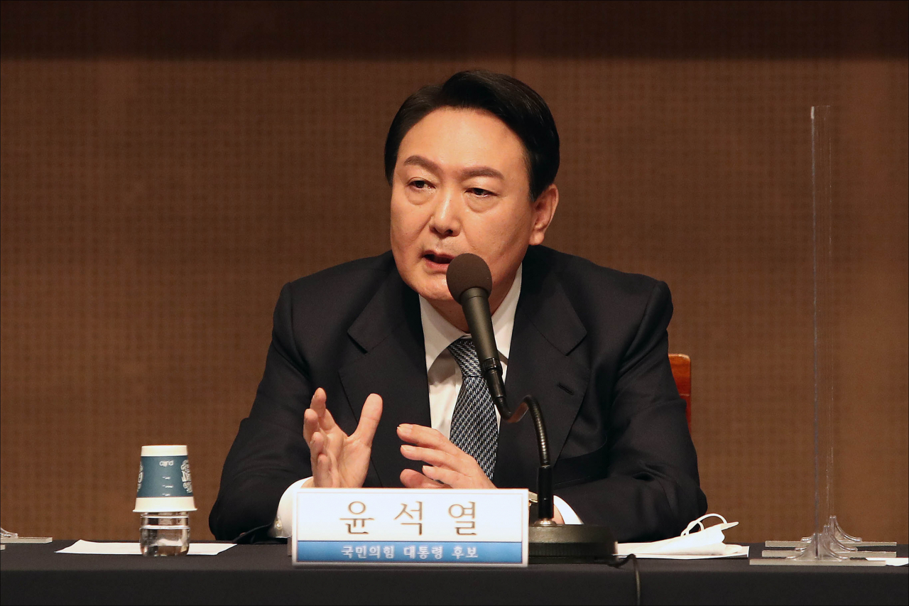 윤석열 국민의힘 대선후보가 14일 오전 서울 중구 프레스센터 국제회의장에서 열린 관훈클럽 초청 토론회에서 답변하고 있다. [국회사진기자단]