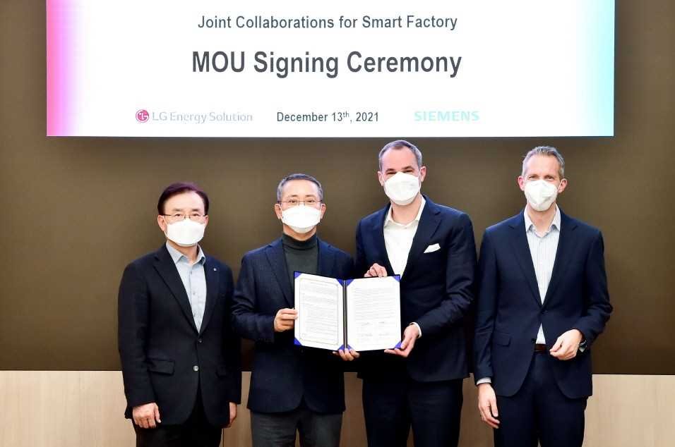 (From left) LG Energy Solution’s chief product officer Kim Myung-hwan and CEO Kwon Young-soo, and Siemens’ Digital Industries CEO Cedrik Neike, and Factory Automation CEO Rainer Brehm pose for a photo after an MOU signing ceremony held at the battery maker’s headquarters in Yeouido, Seoul, Tuesday. (LG Energy Solution)