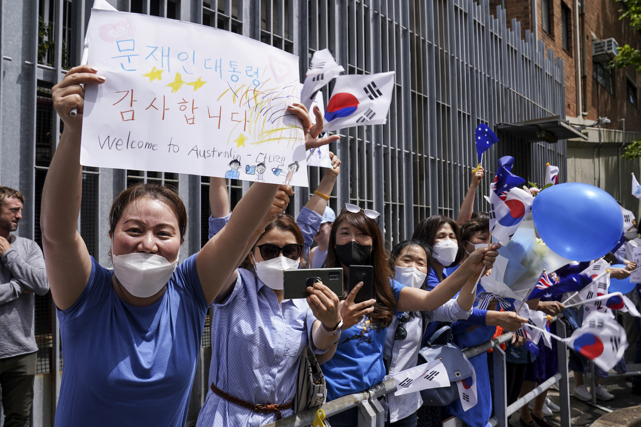 14일 오후 시드니 시내 한 호텔 앞에서 교민들이 문재인 대통령을 향해 인사하고 있다. 연합뉴스