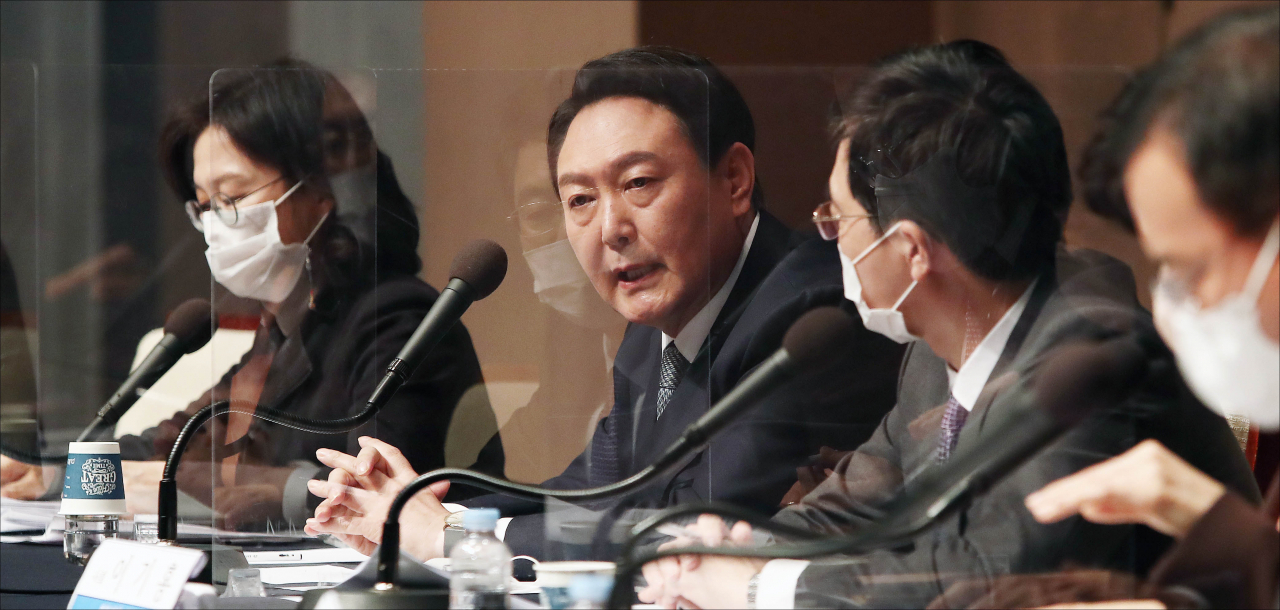 윤석열 국민의힘 대선후보가 14일 오전 서울 중구 프레스센터 국제회의장에서 열린 관훈클럽 초청 토론회에서 답변하고 있다. [연합]