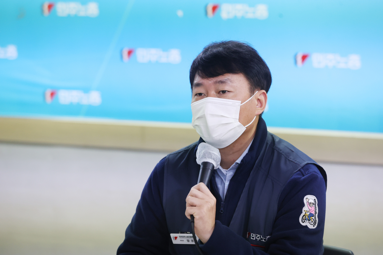 양경수 민주노총 위원장이 14일 오전 서울 중구 민주노총 회의실에서 열린 기자간담회에서 제20대 대선 요구안을 발표하고 있다. [연합]