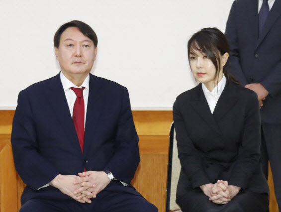 윤석열 국민의힘 대선후보가 검찰총장 임명장을 받기 위해 지난 2018년 청와대를 방문했을 당시 그의 부인 김건희 씨와 함께 앉아 있다. [연합]