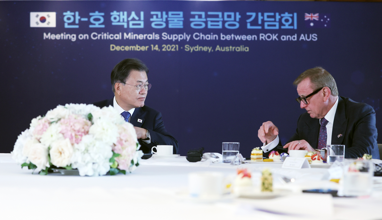 호주를 국빈 방문 중인 문재인 대통령이 14일 시드니 한 호텔에서 열린 한-호주 핵심 광물 공급망 간담회에 참석, 사이먼 크린 한-호주 경제협력위원회 이사장과 대화하고 있다. 연합뉴스