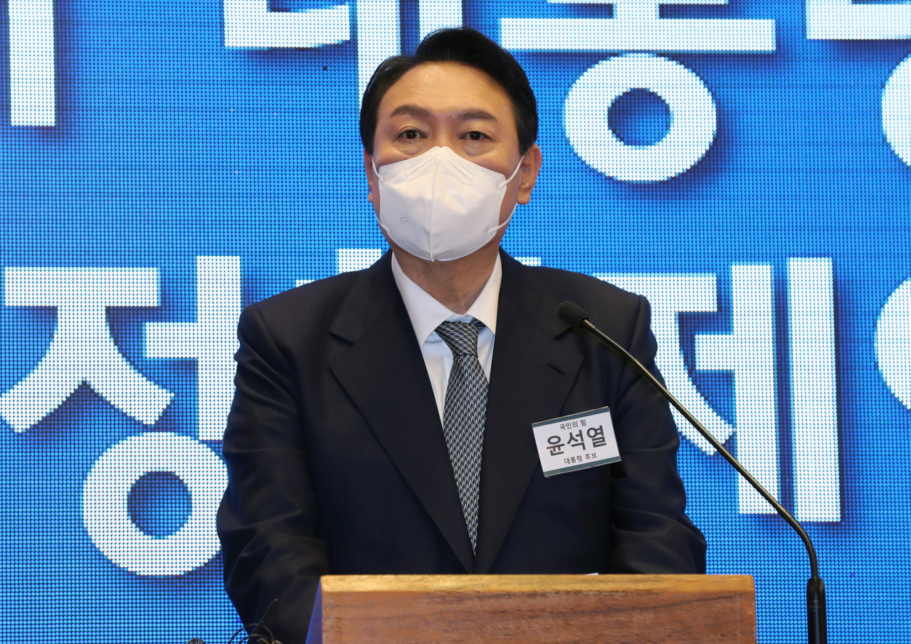 윤석열 국민의힘 대선후보가 지난 14일 오후 서울 여의도 CCMM빌딩에서 열린 한국여성경제인협회 전국총회에서 축사하고 있다. [연합]