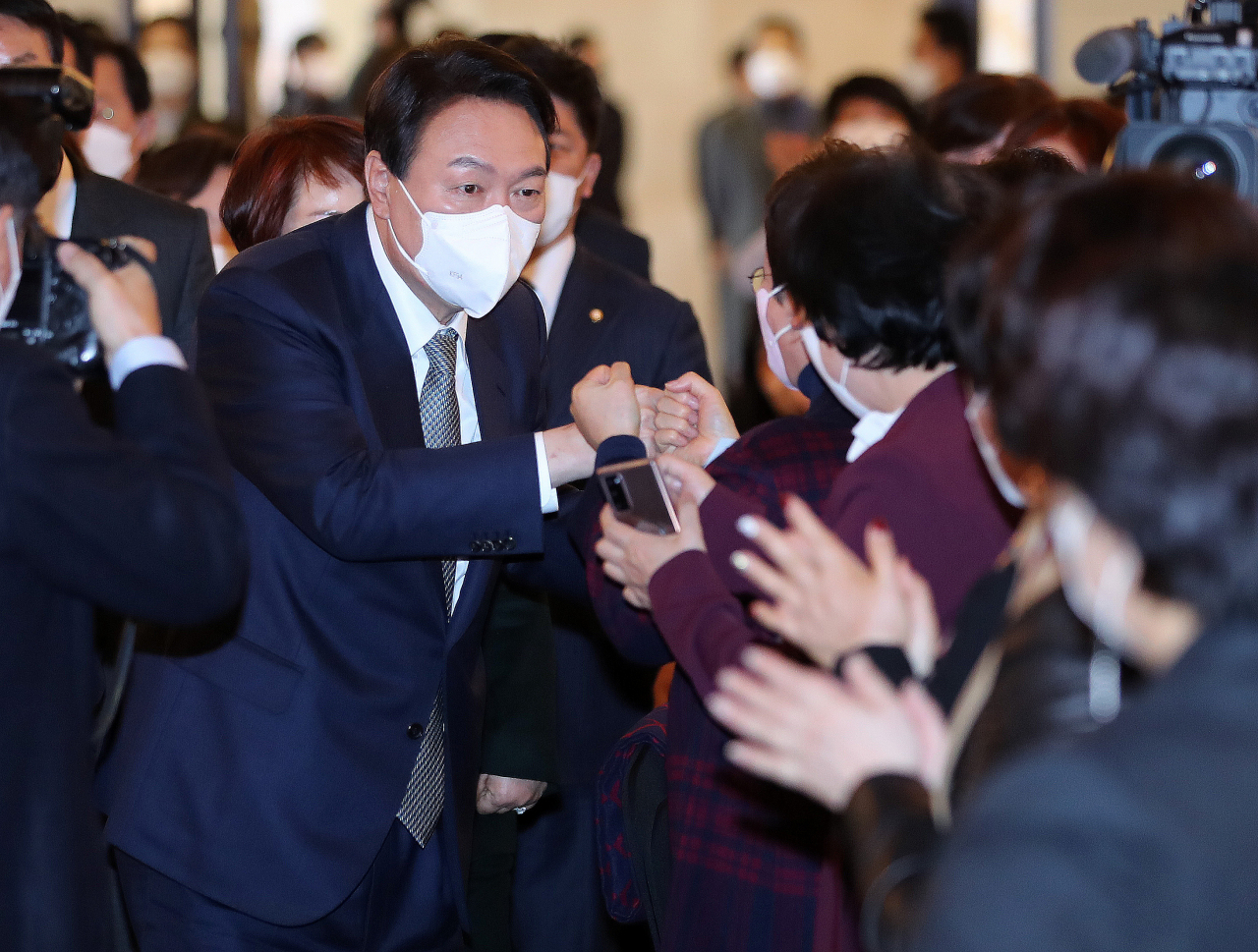 윤석열 국민의힘 대선 후보가 14일 오후 서울 여의도 CCMM빌딩에서 열린 한국여성경제인협회 전국총회에서 참석자들과 인사하고 있다. [연합]