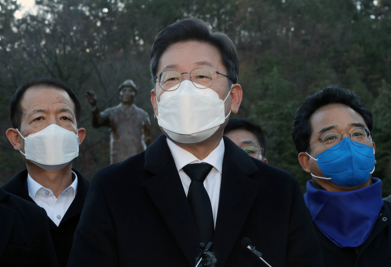 더불어민주당 이재명 대선 후보가 지난 13일 경북 포항시 포스텍 내 노벨동산에 있는 박태준 명예회장의 동상을 찾아 헌화 후 고인을 추모하는 발언을 하고 있다. [연합]