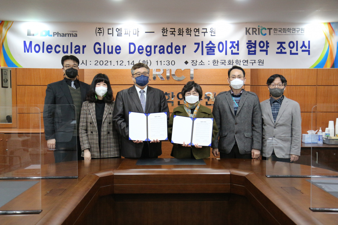 14일 열린 분자접착 항암제 후보물질 기술이전 협약 조인식. 최성준(왼쪽 세번째) 디엘파마 대표이사와 이미혜(왼쪽 네번째) 한국화학연구원 원장이 협약서를 들어보이고 있다.[한국화학연구원 제공]