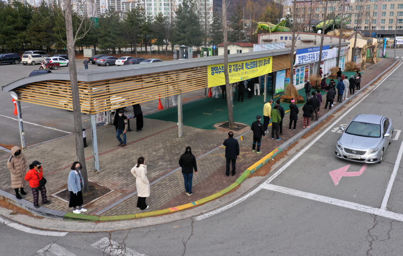 14일 오전 전남 함평엑스포공원 주차장에 마련된 임시 선별검사소에서 신종 코로나바이러스 감염증(코로나19) 검사를 받으려는 주민들이 줄 서 있다. 오미크론 변이 확진자가 지난 12일 첫 확인된 이후 함평읍은 주민들을 대상으로 전수조사 중이다. [연합]