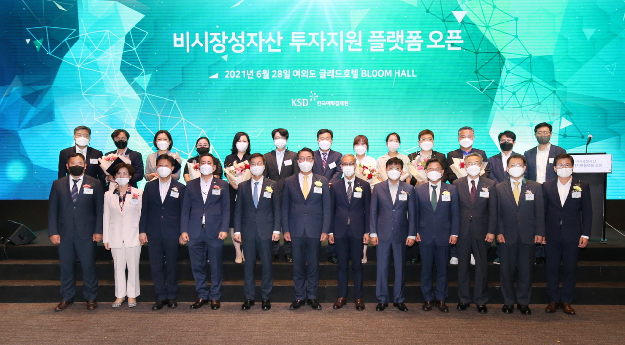 지난 6월 비시장성 자산 투자지원 플랫폼 오픈 설명회에서 이주현 금융감독원 국장(왼쪽 다섯째부터), 이명호 한국예탁결제원 사장, 나석진 금융투자협회 상무 등이 기념사진을 찍고 있다. [한국예탁결제원]