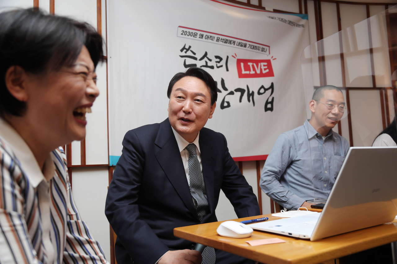 윤석열 국민의힘 대선 후보가 14일 저녁 서울 여의도 한 카페에서 열린 후보 직속 '내일이 기대되는 대한민국 위원회'의 토크쇼 '쓴소리 라이브 신장개업'에 깜짝 참석해 윤희숙 위원장 등 참석자들과 대화하고 있다. [연합]