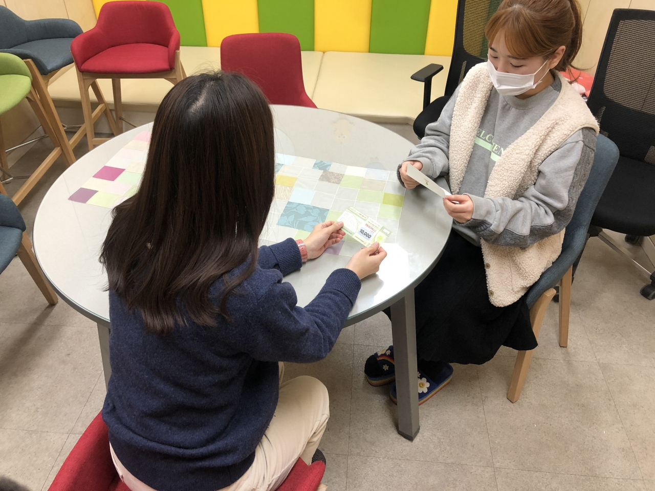 아동복지시설 보호아동에게 1인당 1만원 상당의 취학아동 지원품을 제공하고 있다. [동작구 제공]