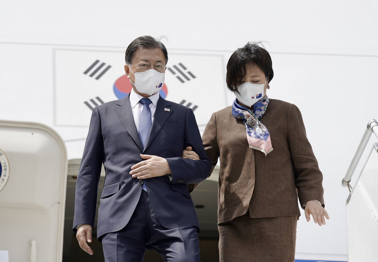 호주 국빈방문을 마치고 시드니에서 출발해 귀국길에 오른 문재인 대통령은 15일 SNS 메시지를 통해 “수교 60주년을 맞아 이번에 양국관계를 ‘포괄적 전략 동반자 관계’로 격상했다”고 밝혔다. 문 대통령 내외가 14일 시드니 킹스포드 스미스 국제공항에 도착해 공군 1호기에서 내리고 있다. [연합]
