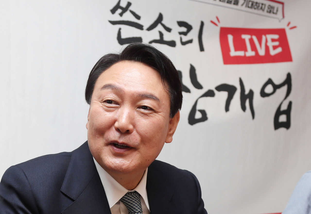 윤석열 국민의힘 대선 후보가 14일 저녁 서울 여의도 한 카페에서 열린 후보 직속 '내일이 기대되는 대한민국 위원회'의 토크쇼 '쓴소리 라이브 신장개업'에 깜짝 참석해 윤희숙 위원장 등 참석자들과 대화하고 있다. [국회사진기자단]