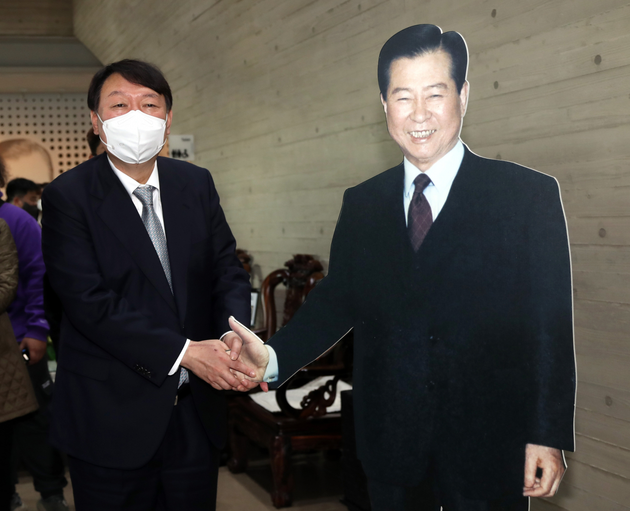윤석열 국민의힘 대선 후보가 지난달 11일 오전 전남 목포시 김대중 노벨평화상기념관을 방문, 김대중 전 대통령과 같은 크기의 조형물과 악수하고 있다. [연합]