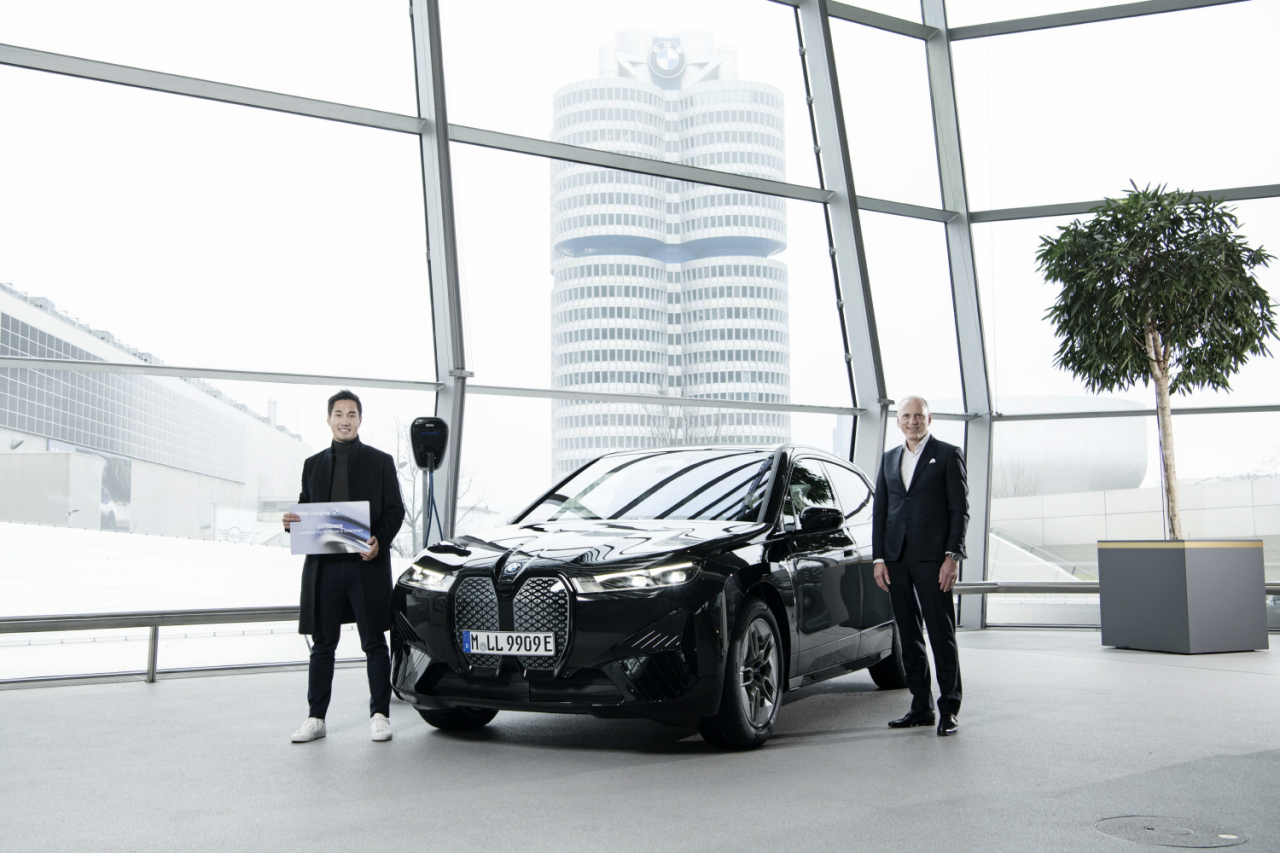 6일 독일 뮌헨 BMW 벨트에서 피터 노타(Pieter Nota) BMW 그룹 브랜드·세일즈 총괄(오른쪽)이 100만번 째 전기화 차량인 iX를 인도받은 고객과 기념사진을 촬영하고 있다. [BMW그룹 제공]
