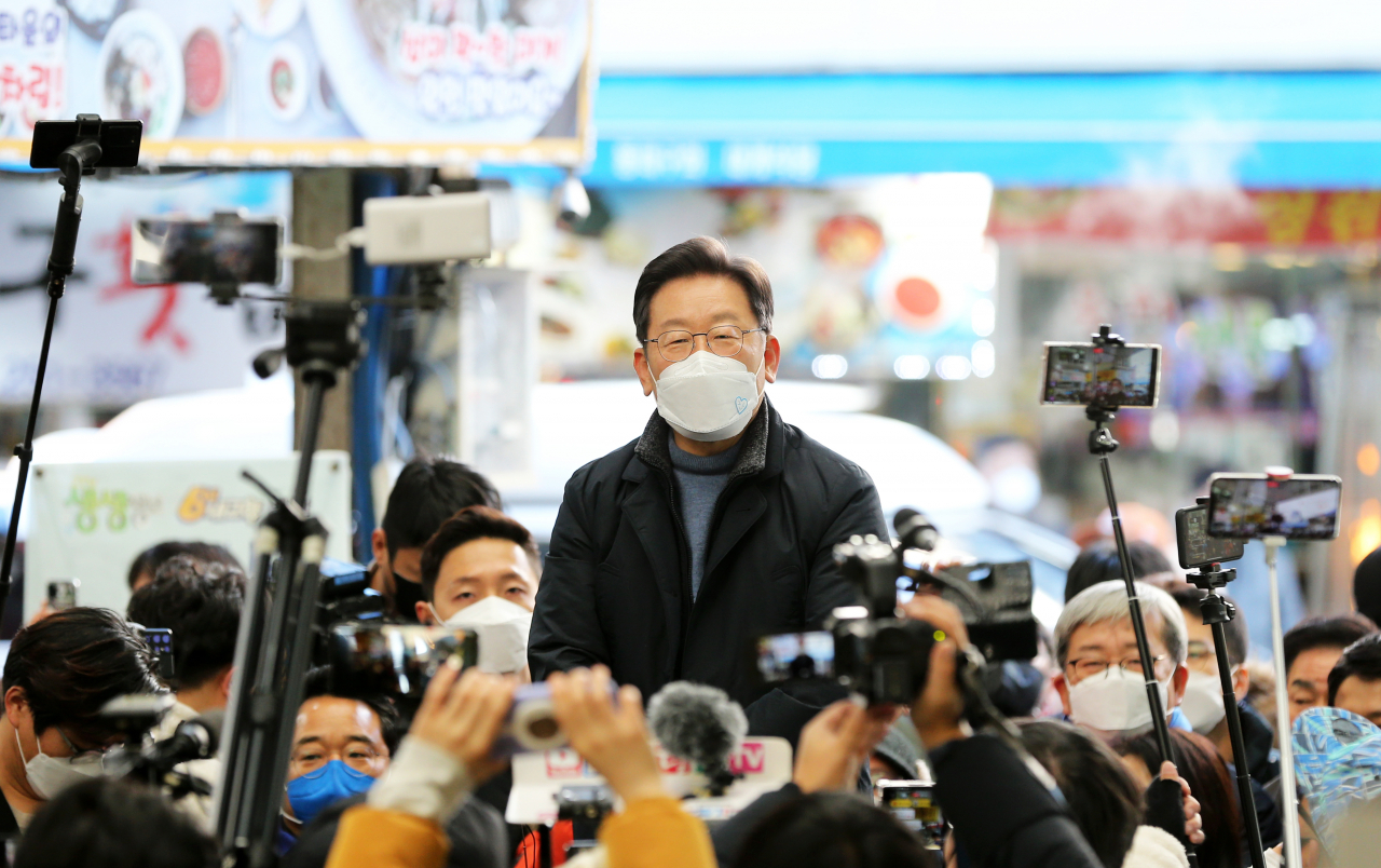 13일 경북 포항 죽도시장에서 더불어민주당 이재명 대선 후보가 상인과 시민 등을 대상으로 지지를 호소하고 있다. [연합]