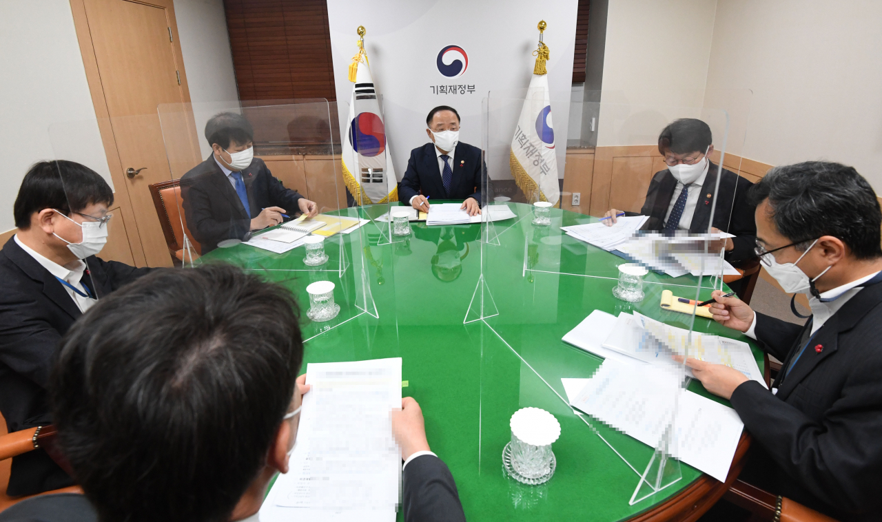 홍남기 부총리 겸 기획재정부 장관이 15일 서울 광화문 정부서울청사에서 고용시장 동향을 점검하고 대응 방안을 논의하기 위해 긴급 관계장관회의(녹실회의)를 주재하고 있다. 홍 부총리와 참석자들은 이 자리에서 최근 고용시장이 양적·질적으로 개선되고 있지만 방역 불확실성이 여전하다며 소상공인 손실보상과 맞춤형 일자리 지원 등의 정책 노력을 강화하기로 의견을 모았다. [기획재정부 제공]
