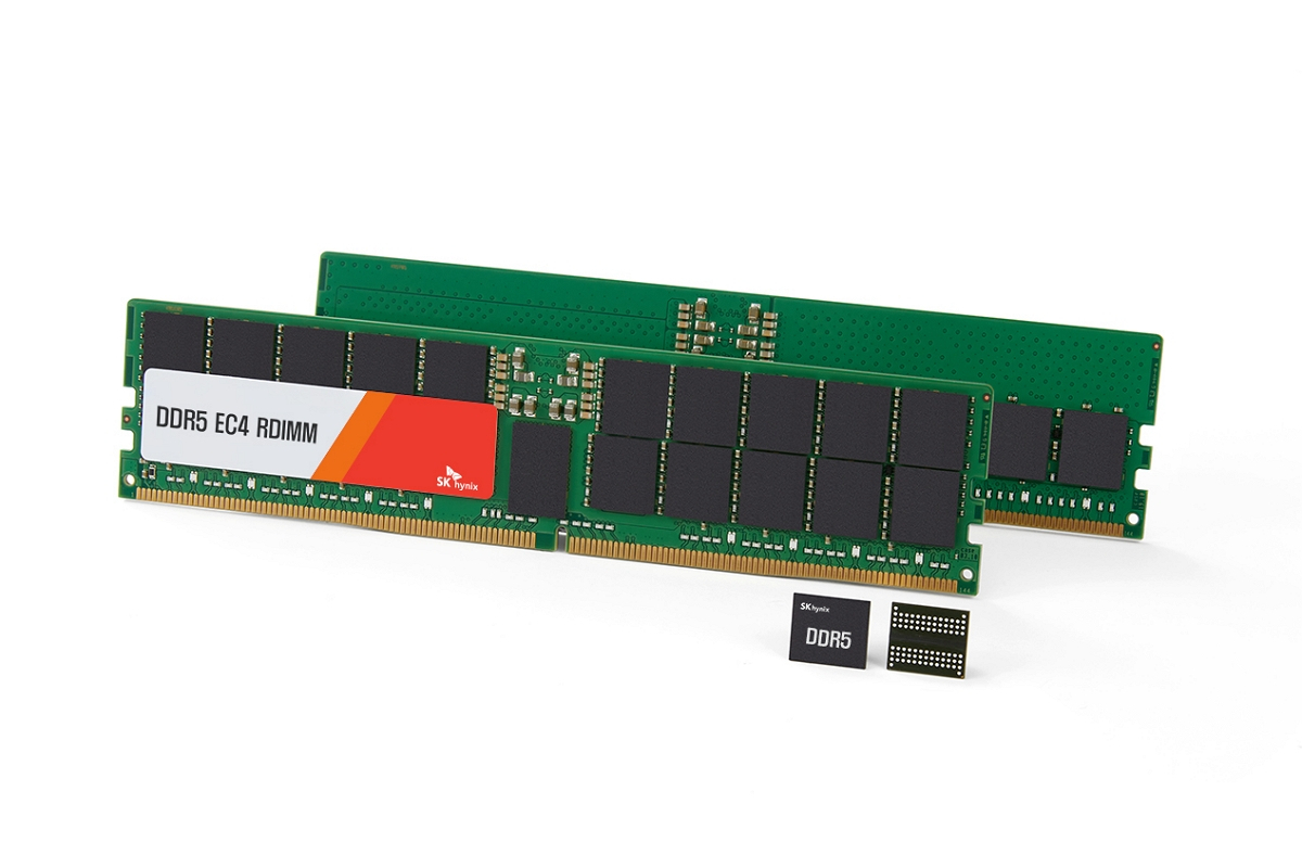 SK하이닉스가 업계 최초로 샘플 출하한 24Gb DDR5 D램과 96GB, 48GB D램 모듈 [SK하이닉스 제공]