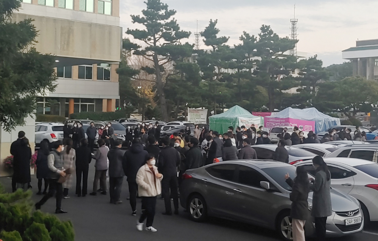 지난 14일 오후 제주에 지진이 발생하자 제주도교육청 공무원들이 건물 밖으로 나와 있다. [연합]