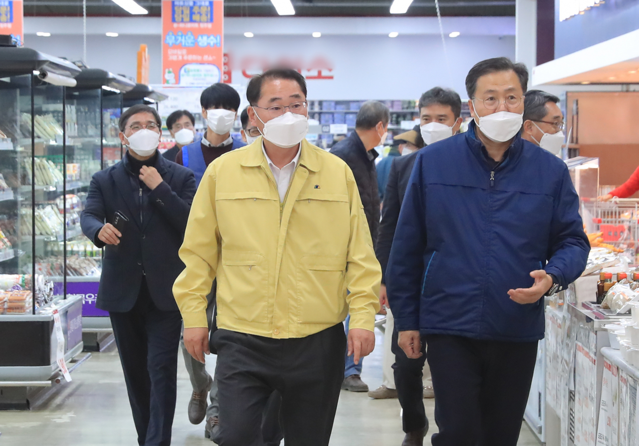 김종훈 농림축산식품부 차관(앞줄 왼쪽)이 지난 7일 오후 충북 청주 농산물종합유통센터를 찾아 코로나19 방역 상황을 점검하고 있다. [농림축산식품부 제공]