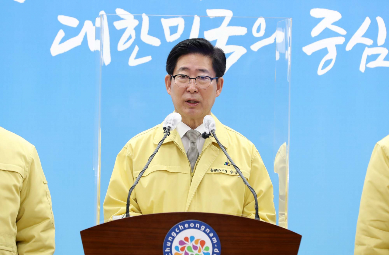 양승조 충남지사가 15일 도청 프레스센터에서 기자회견을 열고 만 18세 이하 어린이·청소년에 대한 버스비 무료화 정책에 대해 설명하고 있다.
