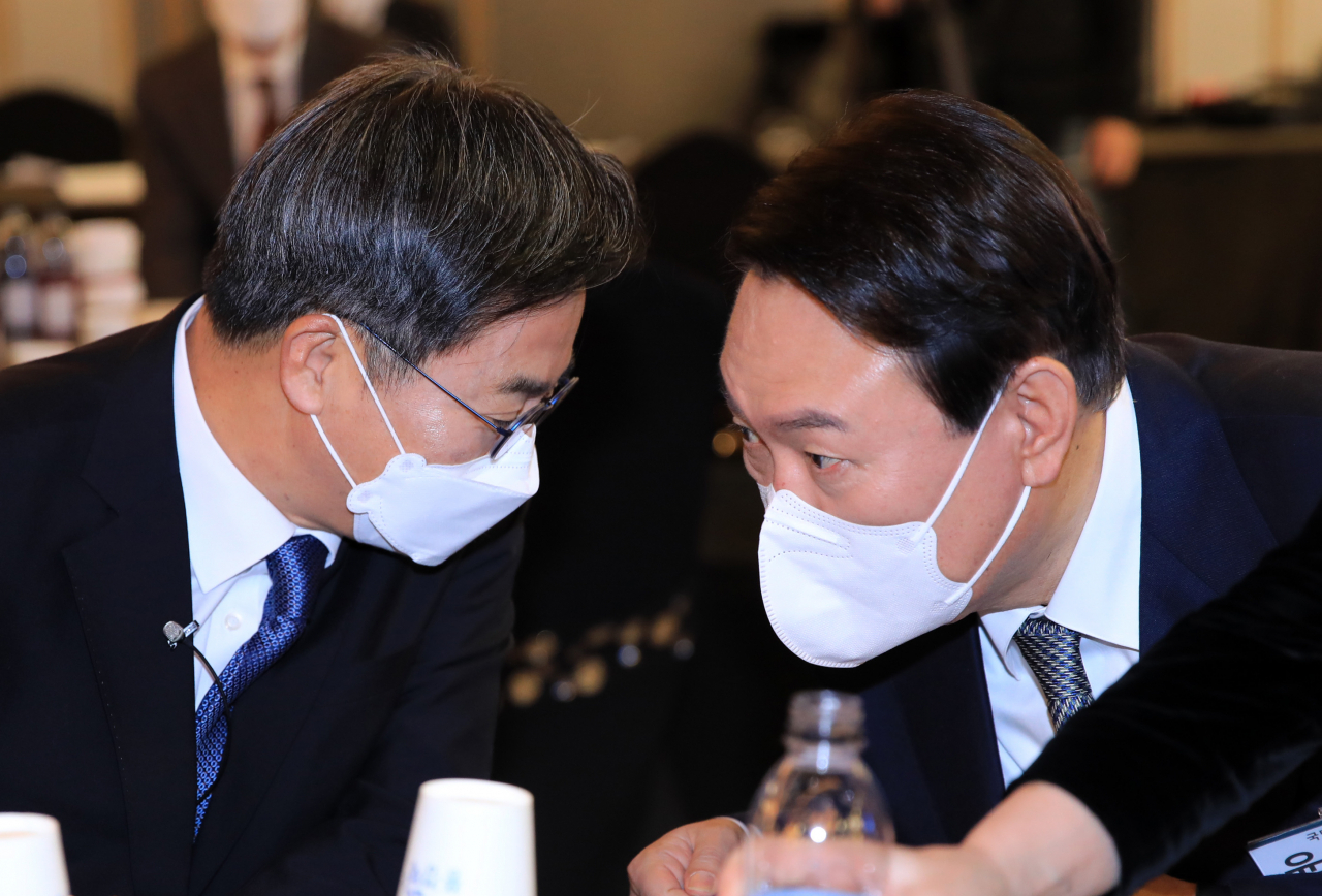 윤석열 국민의힘 대선 후보와 차기 대선 출마를 선언한 김동연 전 경제부총리가 14일 오후 서울 여의도 CCMM빌딩에서 열린 한국여성경제인협회 전국총회에서 만나 대화하고 있다. [연합]