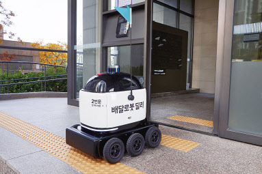 배달로봇 딜리드라이브가 경기도 수원 광교 앨리웨이에서 배달을 하고 있다. [배달의민족 제공]