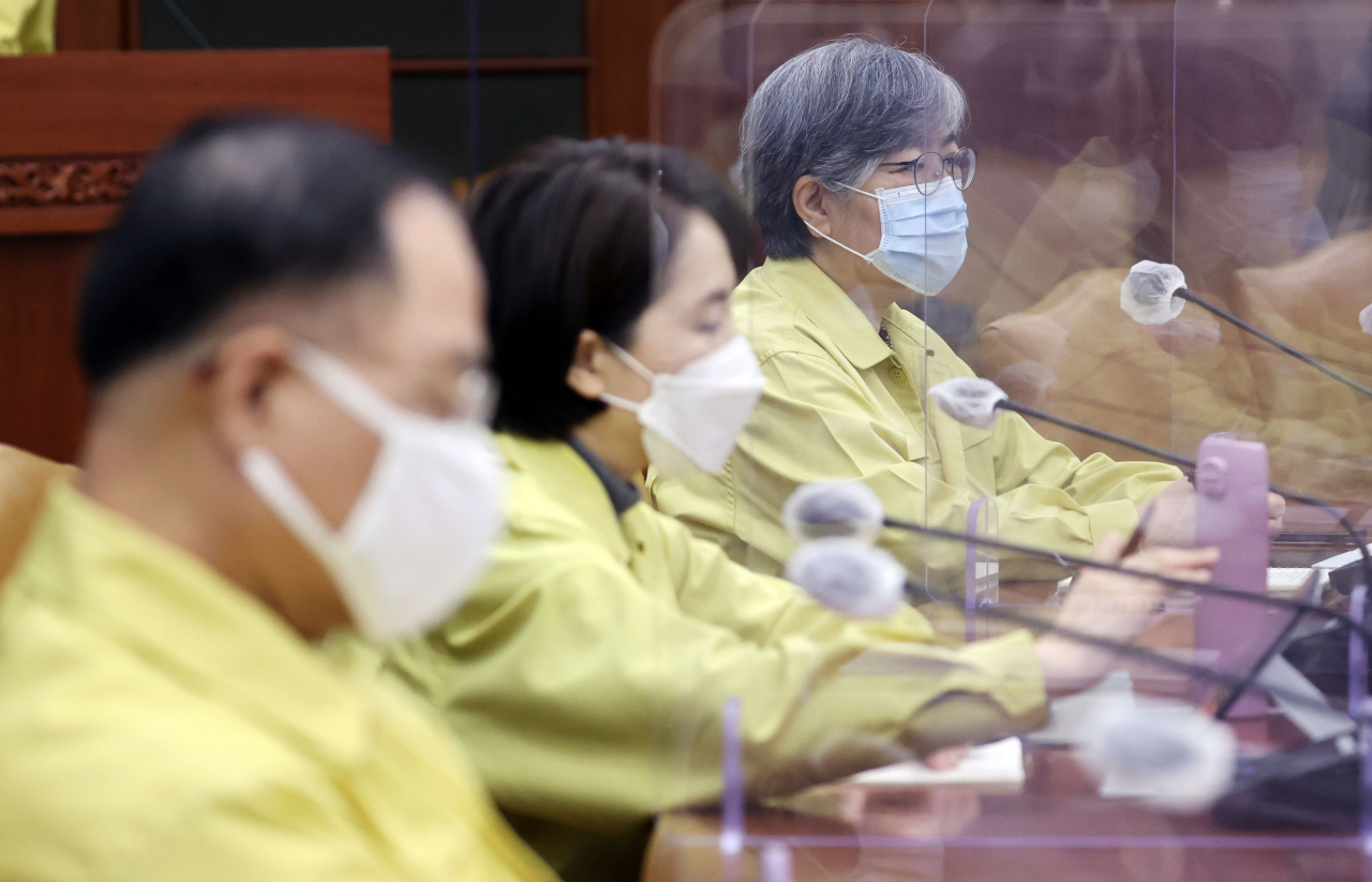 정은경 질병관리청장이 15일 정부서울청사에서 열린 코로나19 대응 중앙재난안전대책본부 회의에서 김부겸 국무총리의 발언을 경청하고 있다. [연합]
