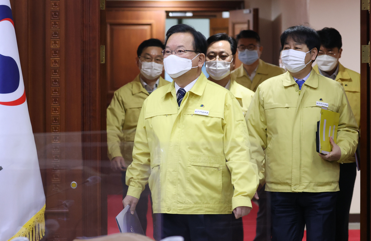 김부겸 국무총리가 15일 정부서울청사에서 열린 코로나19 대응 중앙재난안전대책본부 회의에 입장하고 있다. [연합]