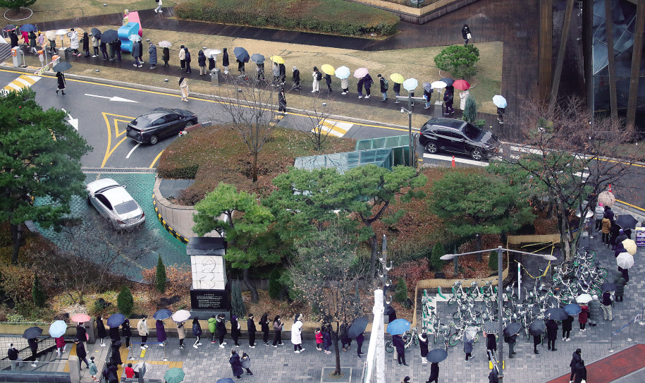 코로나19 신규 확진자 수가 다시 급증하면서 8000명선에 육박하고 위중증 환자도 전날보다 58명이나 늘어난 900명대 후반을 기록한 15일 오전 서울 송파구 보건소 선별진료소에서 시민들이 검사를 기다리고 있다. 중앙방역대책본부는 이날 0시 기준으로 신규 확진자가 7850명 늘어 누적 53만6495명이라고 밝혔다. 이날 집계된 위중증 환자는 964명으로 전날보다 58명 늘면서 이틀 연속 900명대를 기록했다. [연합]