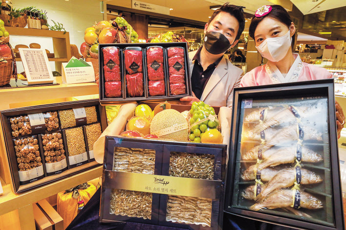 내년 설(2월 1일)도 비대면 선물 수요가 늘어날 것으로 이번주부터 백화점들이 일찌감치 설 선물 세트 사전예약판매에 들어간다. [현대백화점 제공]