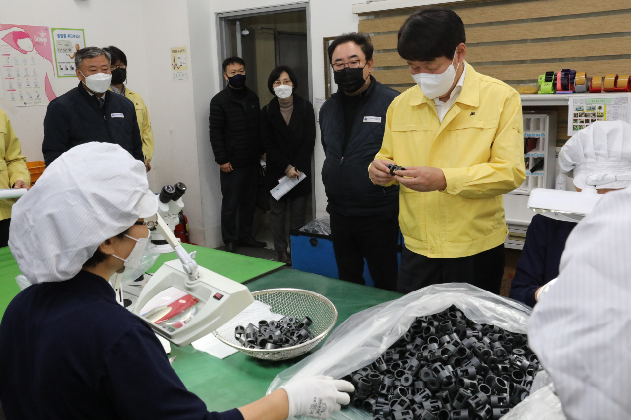 안경덕 고용노동부 장관이 15일 경기도 화성시 소재 외국인 고용사업장 아이피엔을 방문해 방역관리 현황을 직접 점검하고 있다. [고용노동부 제공]