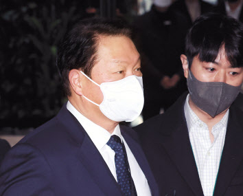 15일 오전 정부세종청사 공정거래위원회 심판정에서 열린 전원회의에 출석하고 있는 최태원(왼쪽) SK그룹 회장. [연합]