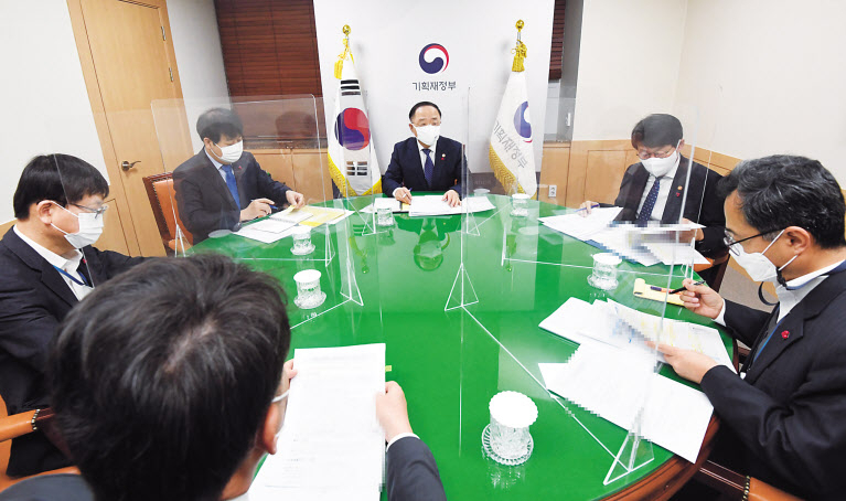 홍남기 부총리 겸 기획재정부 장관이 15일 서울 광화문 정부서울청사에서 고용시장 동향을 점검하고 대응 방안을 논의하기 위해 긴급 관계장관회의(녹실회의)를 주재하고 있다. 홍 부총리와 참석자들은 이 자리에서 최근 고용시장이 양적·질적으로 개선되고 있지만 방역 불확실성이 여전하다며 소상공인 손실보상과 맞춤형 일자리 지원 등의 정책 노력을 강화하기로 의견을 모았다. [기획재정부 제공]