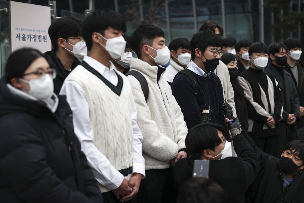 지난 10일 오후 서울 서초구 서울행정법원 앞에서 2022학년도 대학수학능력시험 생명과학Ⅱ 응시자 92명이 한국교육과정평가원을 상대로 제기한 정답 결정 처분 취소 소송의 첫 재판을 마친 뒤 기자회견을 하고 있다. [연합]