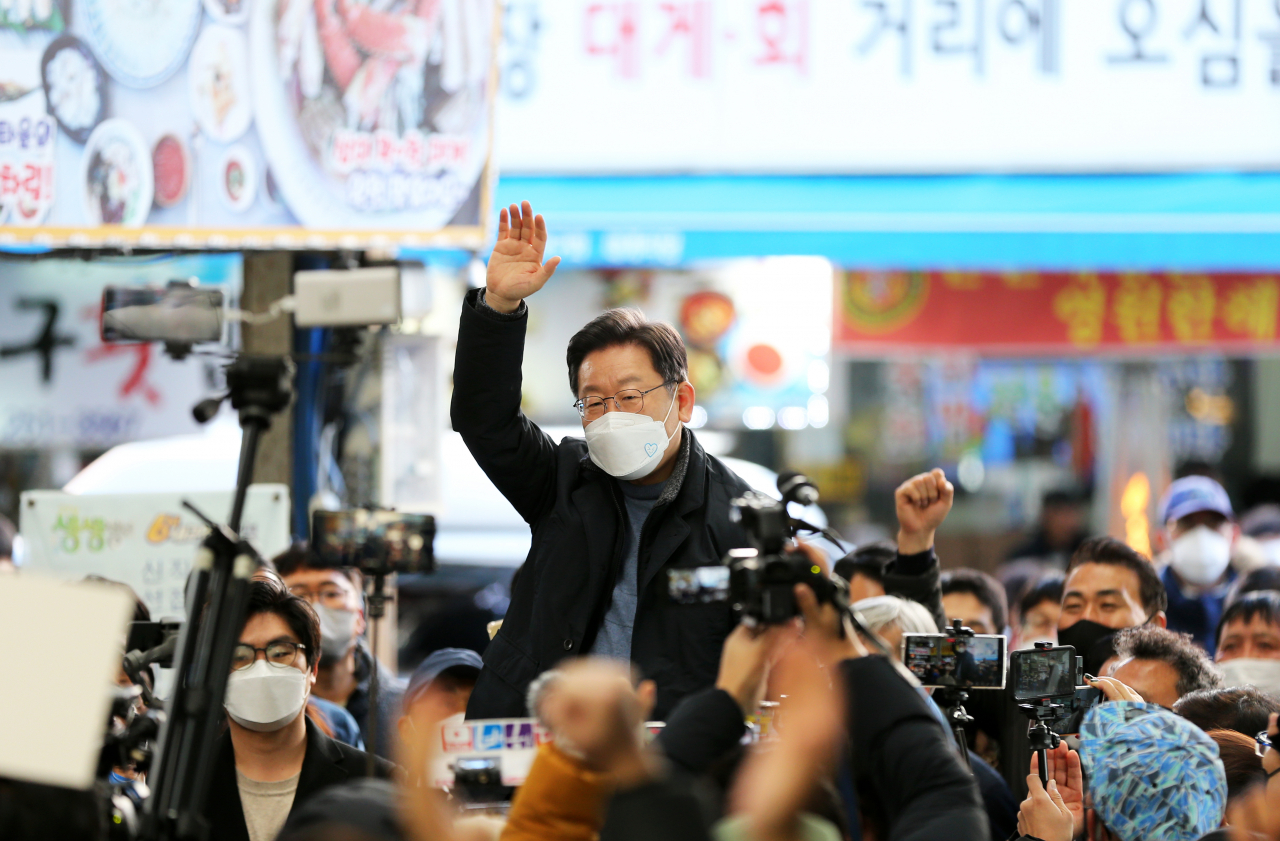 지난 13일 경북 포항시 죽도시장에서 더불어민주당 이재명 대선 후보가 상인과 시민 등을 대상으로 지지를 호소하고 있다. [연합]