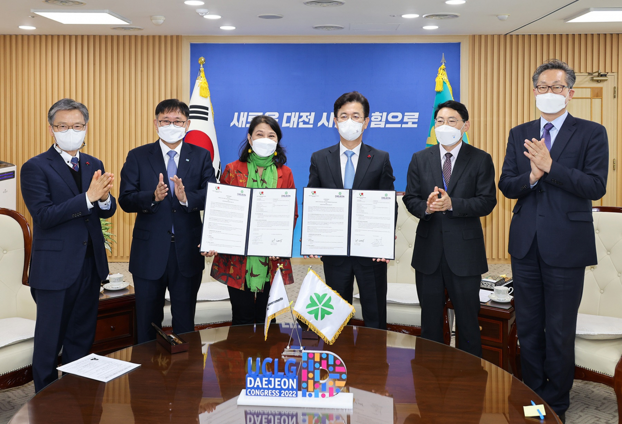 허태정 대전시장(중앙 주측)이 15일 대전시청사에서 UCLG ASPAC 버나디아 찬드라데위 사무총장(중앙 왼쪽)과 2022년 UCLG-ASPAC이사회 대전 개최를 위한 업무협약을 체결하고 기념촬영을 하고 있다.