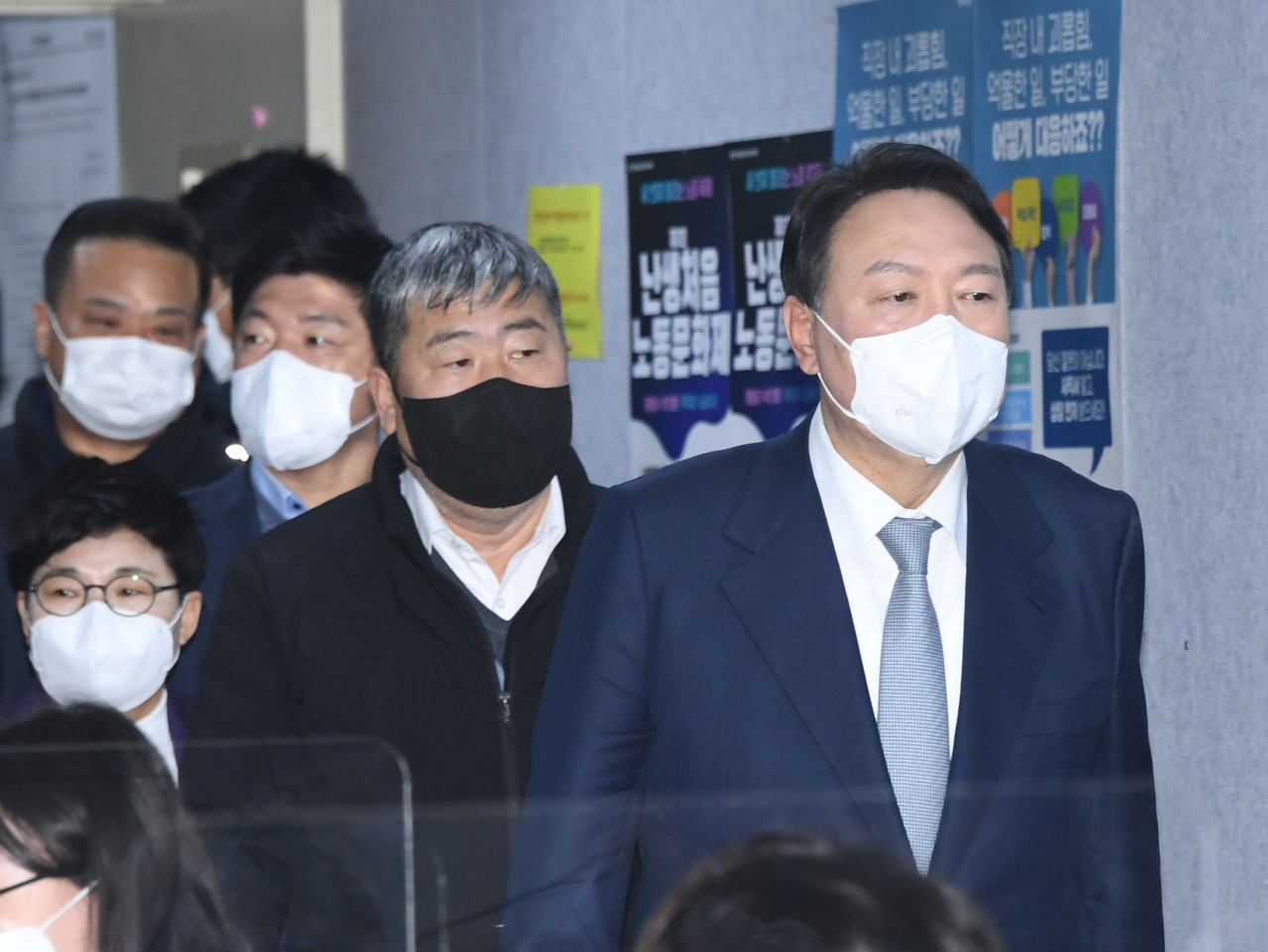 국민의힘 윤석열 대선후보가 15일 오전 서울 여의도 한국노총에서 열린 정책간담회에 김동명 위원장과 참석하고 있다. [연합]
