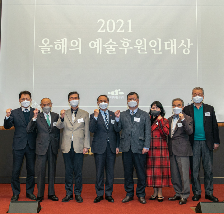 현대차 정몽구 재단이 문화예술 분야 사회공헌 활동 공로를 인정받아 올해의 예술후원인 대상을 받았다. 시상식에 참석한 재단 관계자들이 기념 촬영을 하고 있다. [현대차 정몽구 재단 제공]