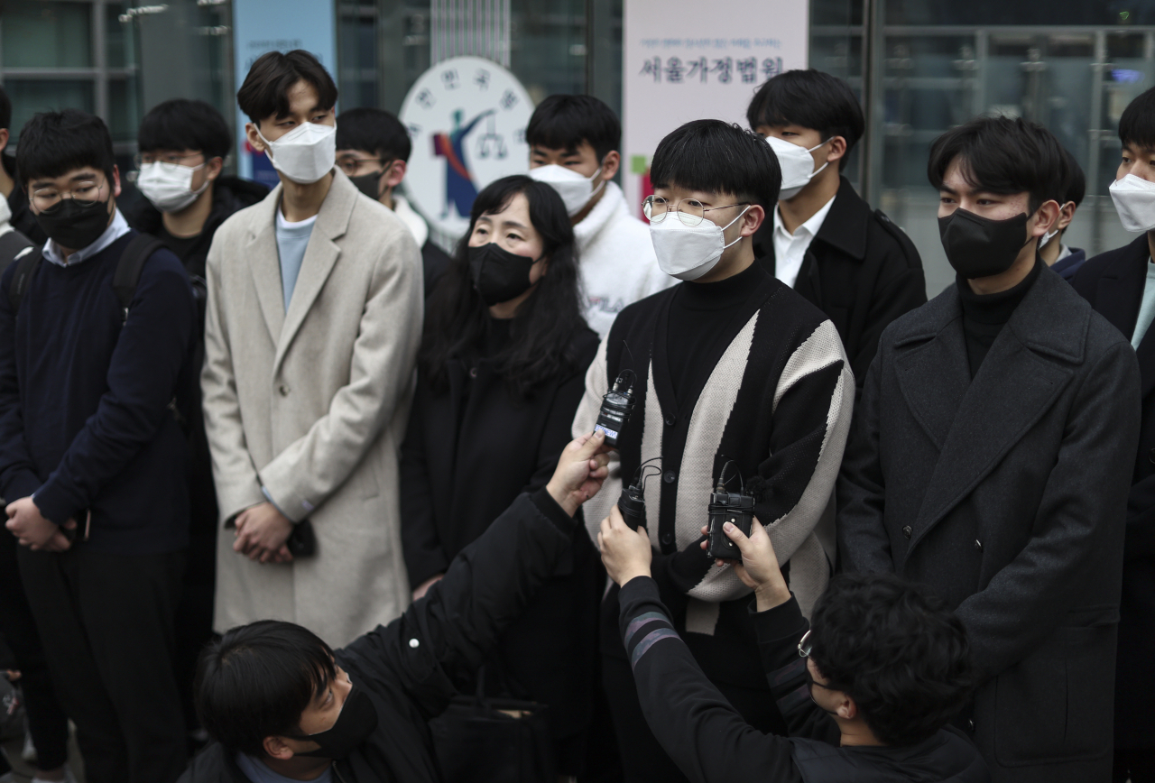 2022학년도 대학수학능력시험 과학탐구 영역 생명과학Ⅱ 응시자 92명이 한국교육과정평가원을 상대로 제기한 정답 결정 처분 취소소송의 첫 변론기일이 열린 이달 10일 오후 서울 서초구 서울행정법원 앞에서 재판을 마친 수험생과 소송대리인이 기자회견을 하고 있다. [연합]
