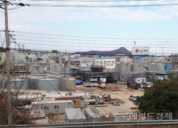 지난 13일 여수산단 이일산업에서 발생한 폭발 화재 사고 현장. /박대성 기자