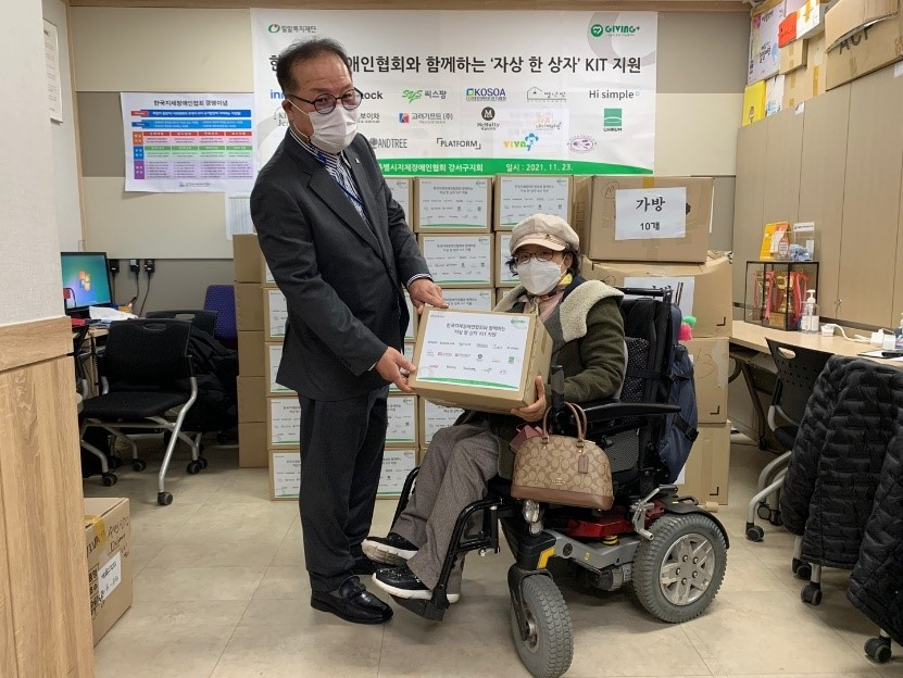 밀알복지재단 기빙플러스가 신종 코로나바이러스 감염증(코로나19) 사태 지속으로 외부 활동에 어려움이 있는 저소득가정 지체장애인 시민에게 생계지원키트를 전달하는 모습. [밀알복지재단 제공]